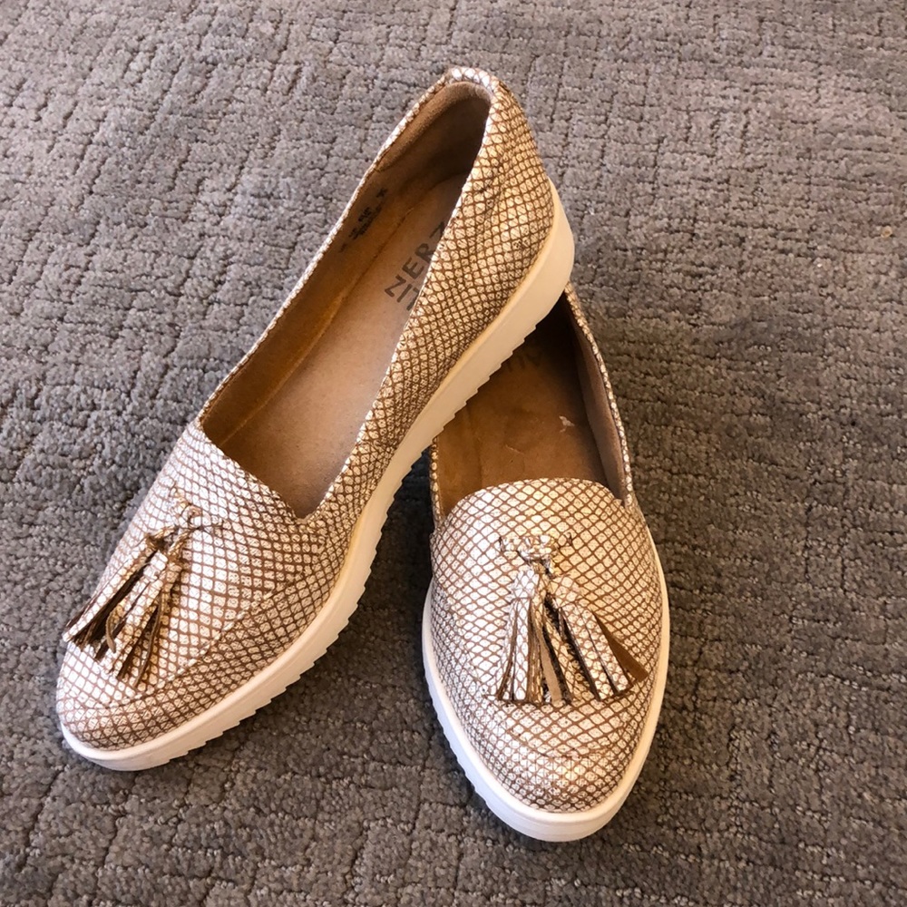 NWOT Silver Loafer naturalizer